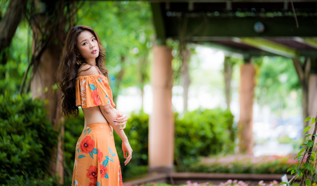 Красивая азиатка под мостом в костюме