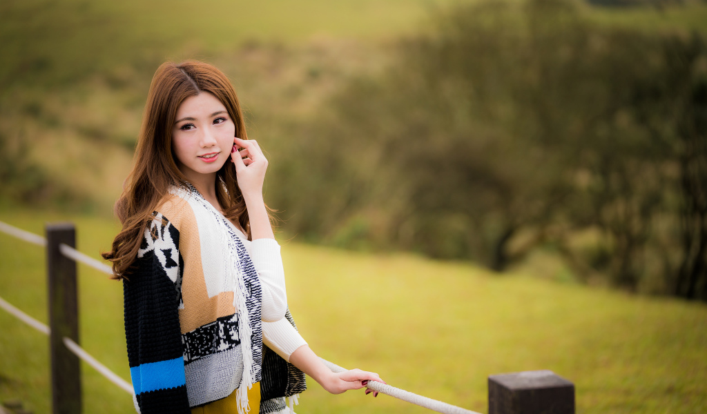 Красивая азиатка в теплой кофте 