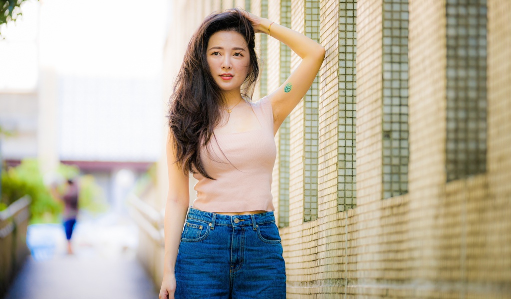 Красивая азиатка в синих джинсах