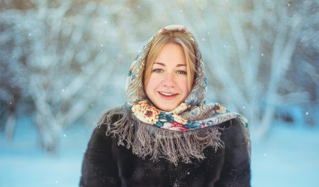 Красивая русская девушка на улице зимой 