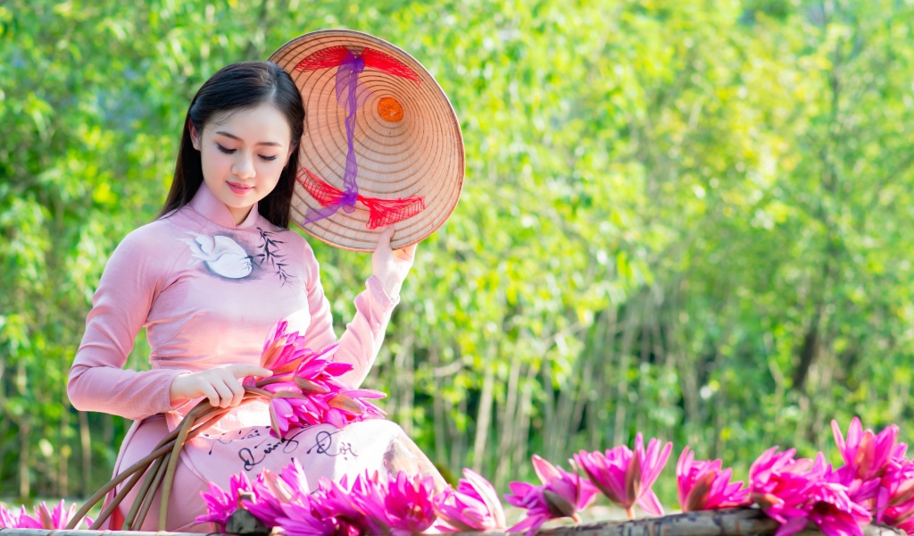 Красивая девушка азиатка в лодке с цветами лотоса 