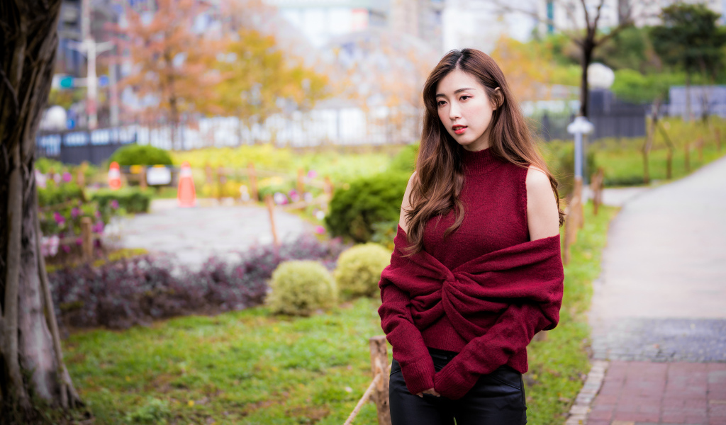 Красивая девушка азиатка в красном наряде в парке