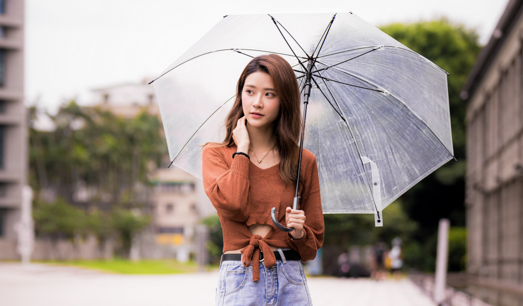 Красивая девушка азиатка с прозрачным  зонтом