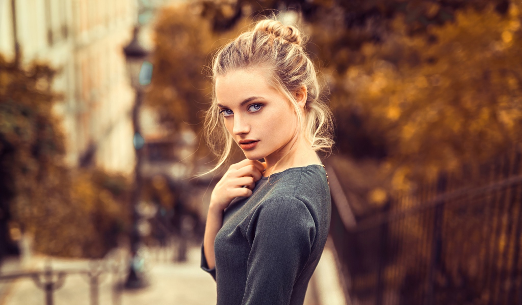 Красивая голубоглазая блондинка в сером платье