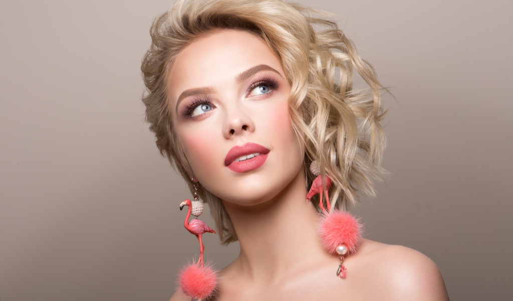 Красивая голубоглазая блондинка с креативными сережками в ушах