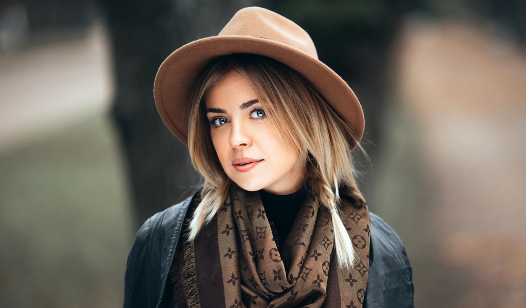 Красивая голубоглазая девушка в коричневой шляпе