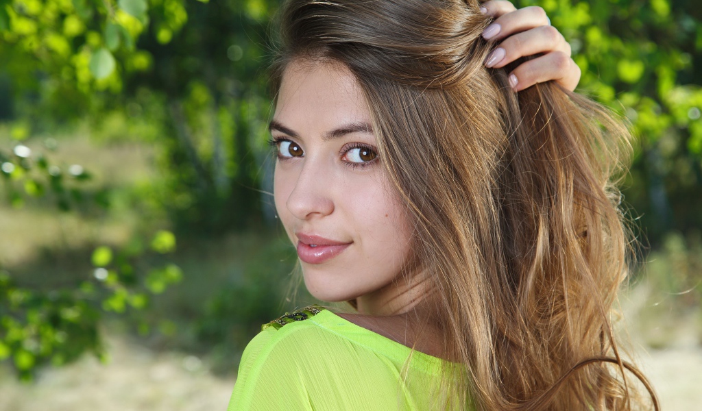 Красивая кареглазая шатенка с рукой в волосах 