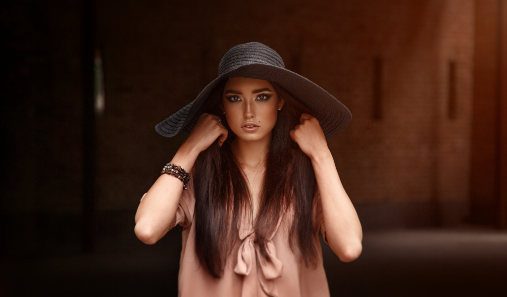 Красивая кареглазая брюнетка в большой шляпе 