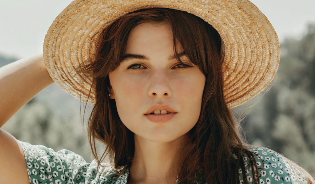 Красивая кареглазая брюнетка в шляпе 