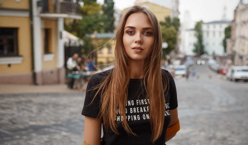 Красивая кареглазая девушка в черной футболке 