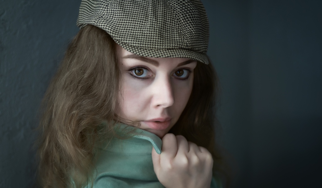 Красивая кареглазая девушка в кепке 