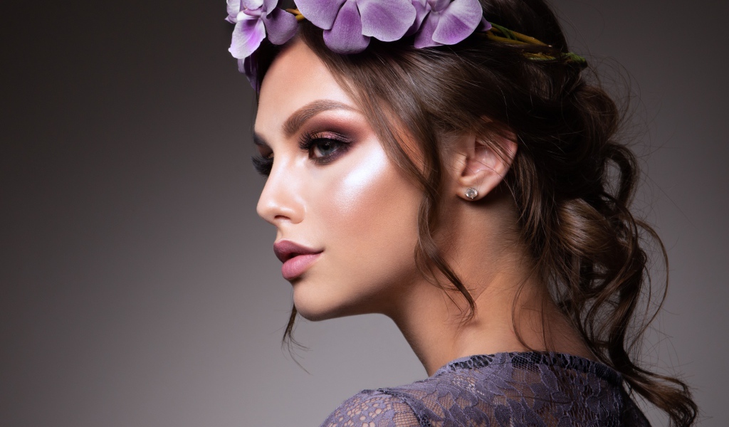Красивая девушка шатенка с венком из орхидей 