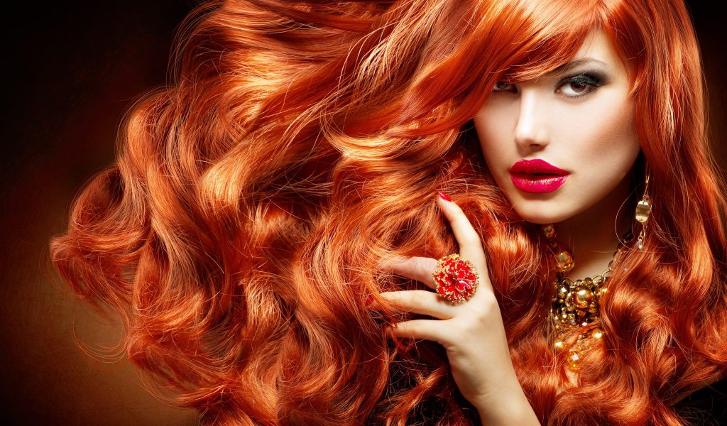 Красивые пышные рыжие волосы у девушки 