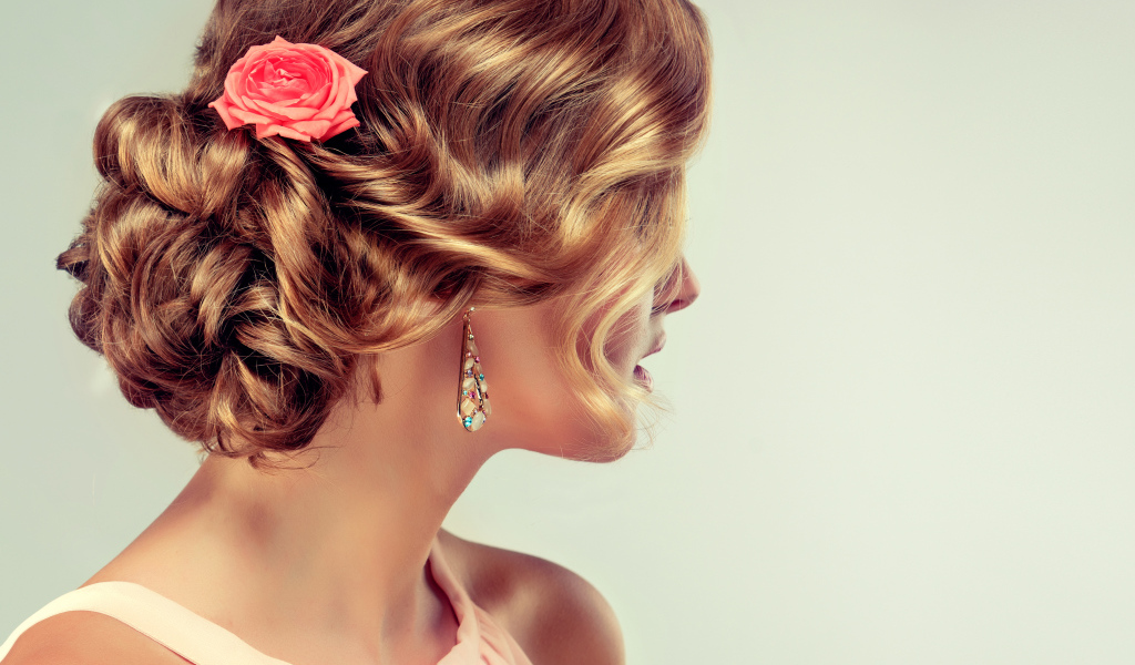 Красивая вечерняя прическа на волосах у девушки 