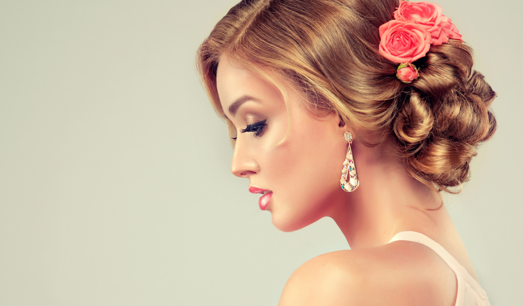 Красивая вечерняя прическа с цветами у девушки 