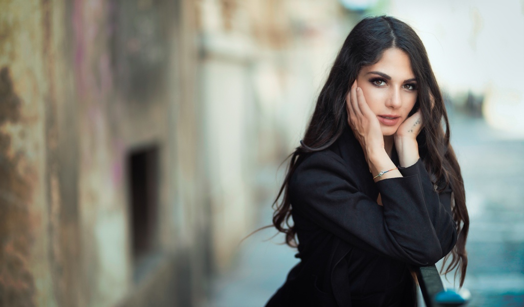 Красивая девушка в черном пальто 