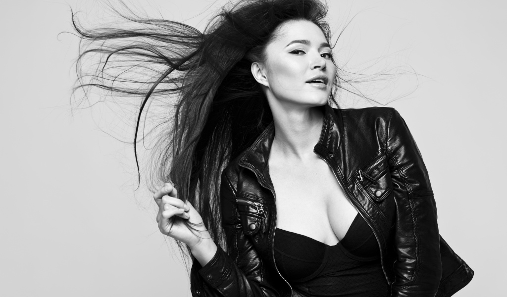 Красивая девушка в черной куртке с длинными волосами 