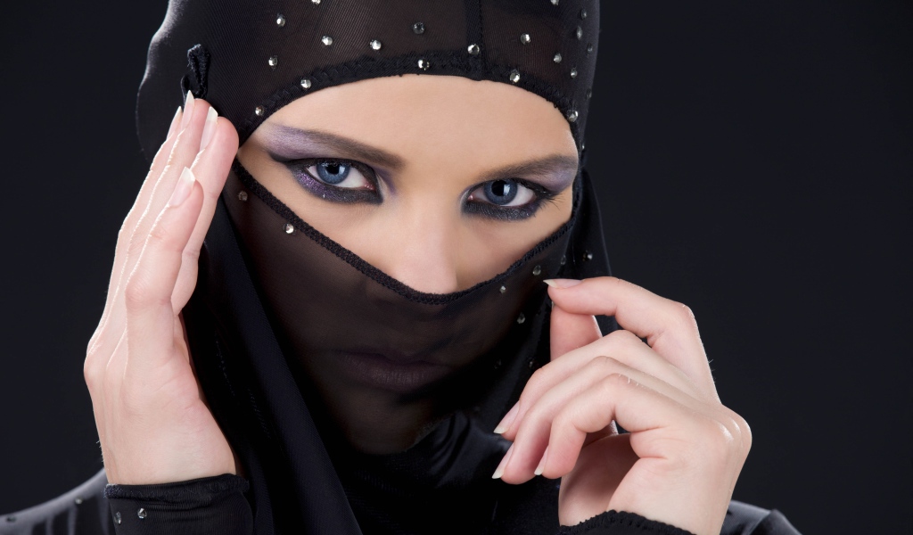 Красивая девушка в черной парандже 