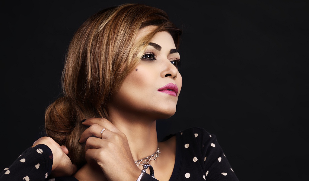 Красивая девушка в платье в горох на черном фоне