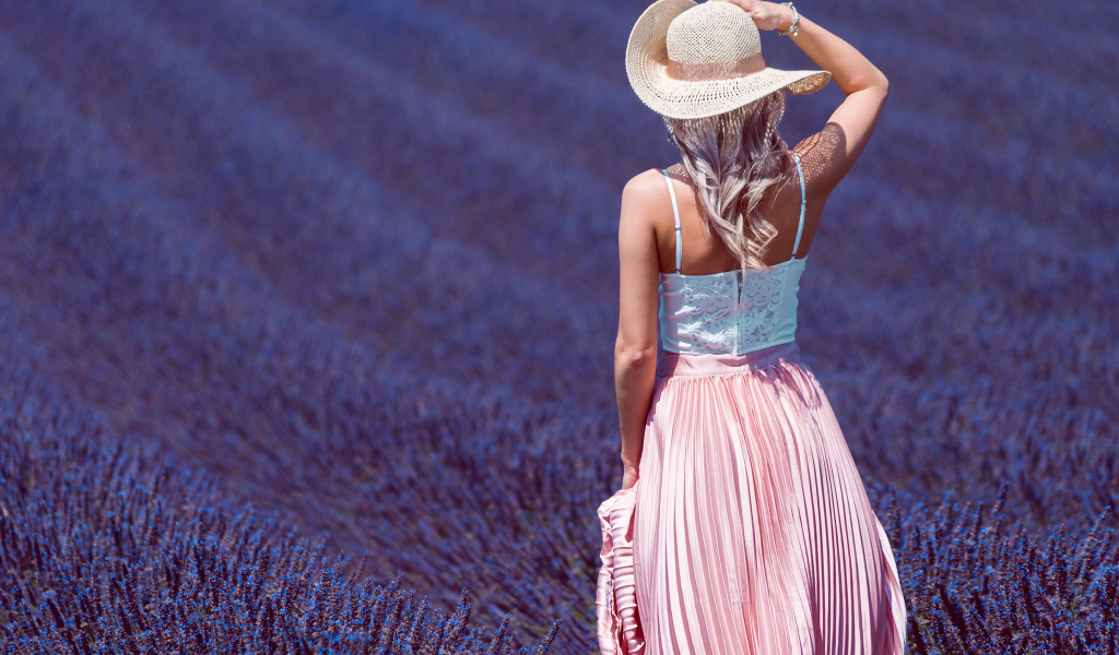 Красивая девушка в шляпе на лавандовом поле 