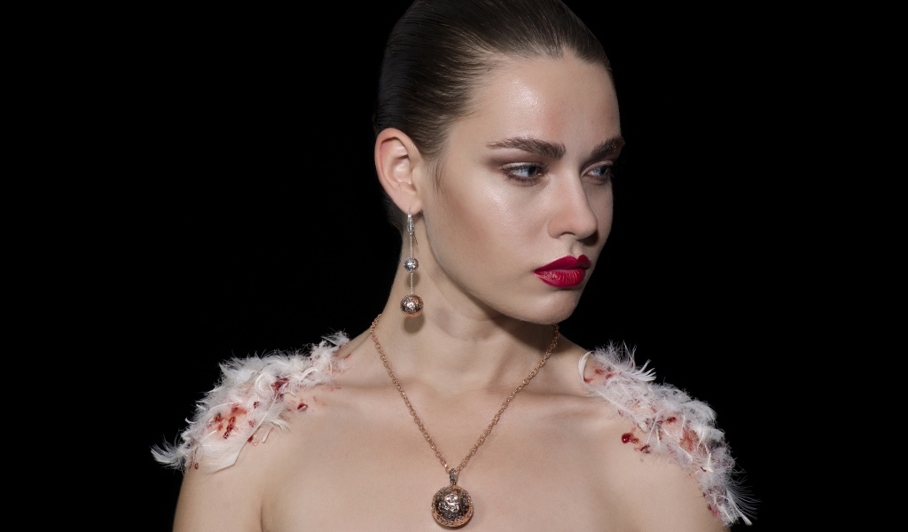 Красивая девушка в кулоном на шее