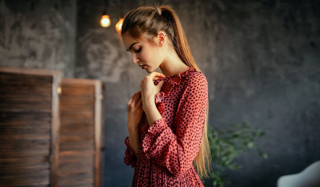 Красивая девушка в пятнистом розовом платье 