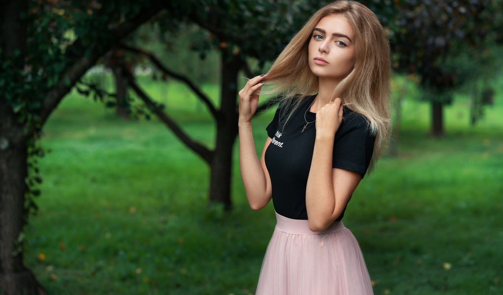 Красивая девушка в костюме в парке