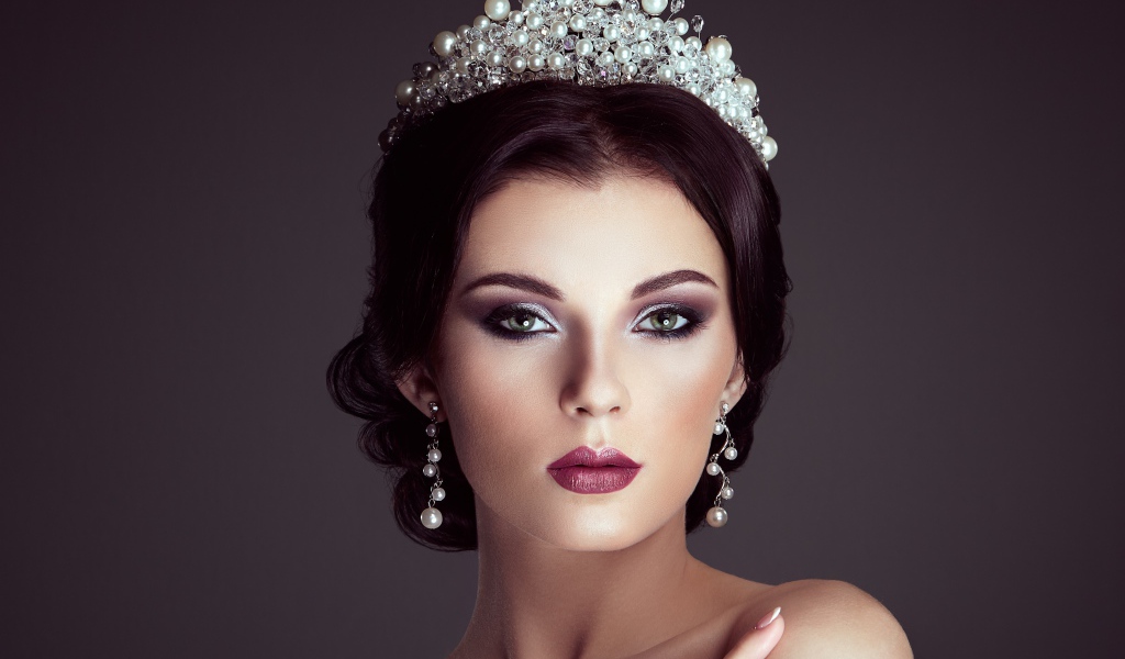 Красивая девушка модель в короне 