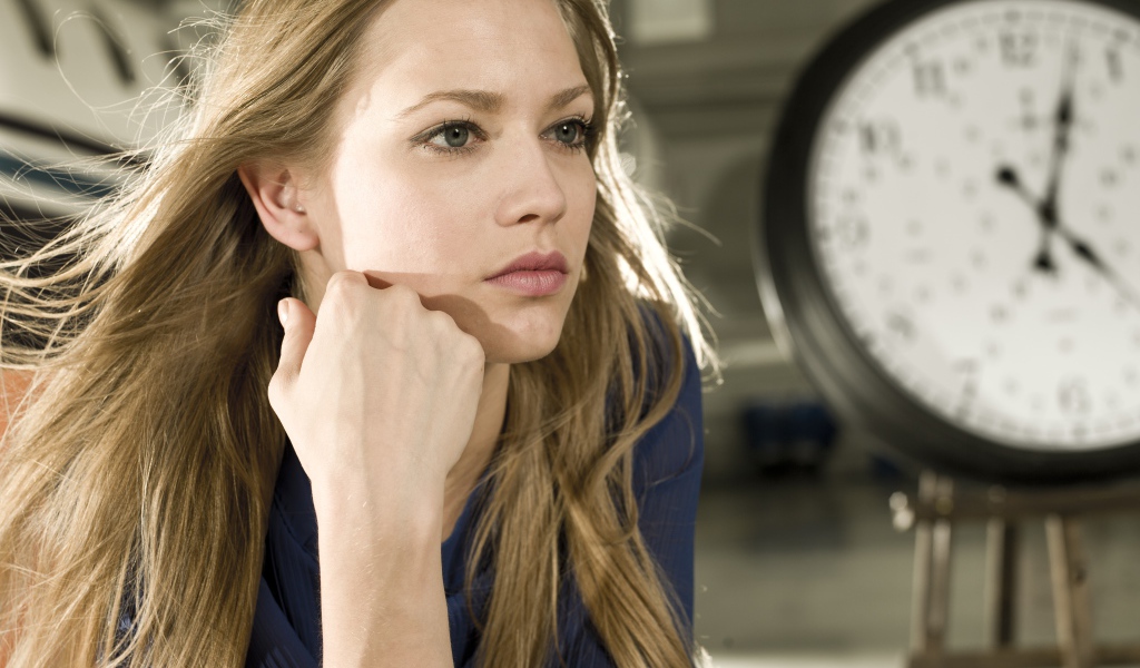 Красивая девушка модель на фоне часов