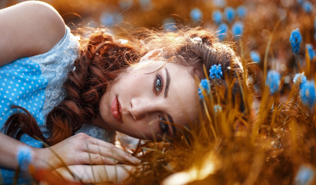 Красивая девушка на земле с мускариками