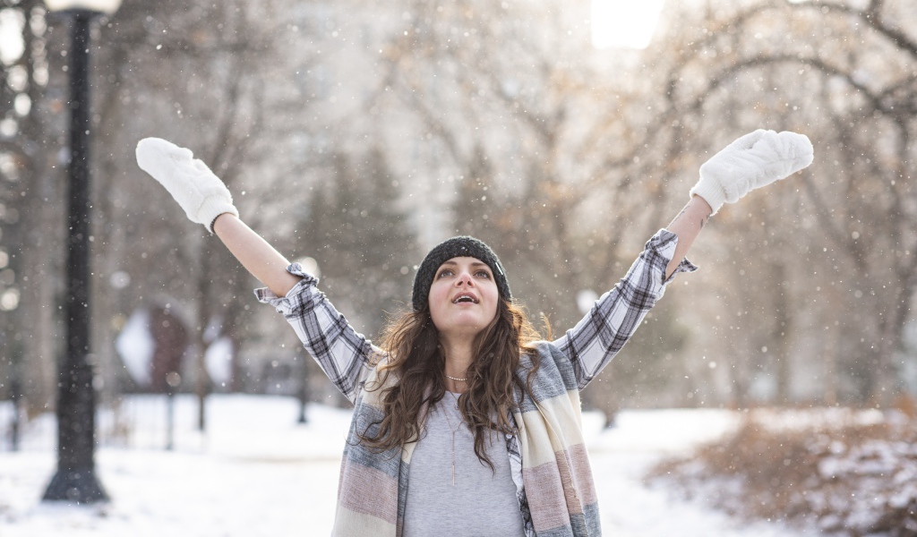 Красивая девушка на улице зимой 