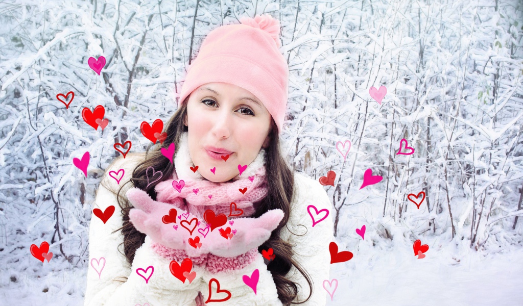 Красивая девушка шлет воздушные поцелуи зимой 