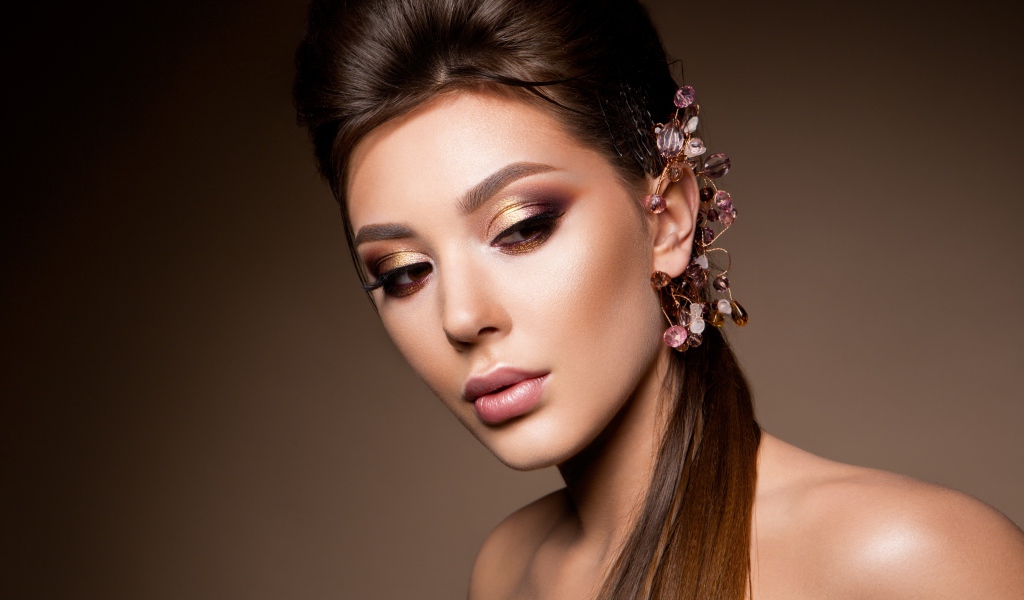 Красивая девушка с прической и украшениями в волосах 