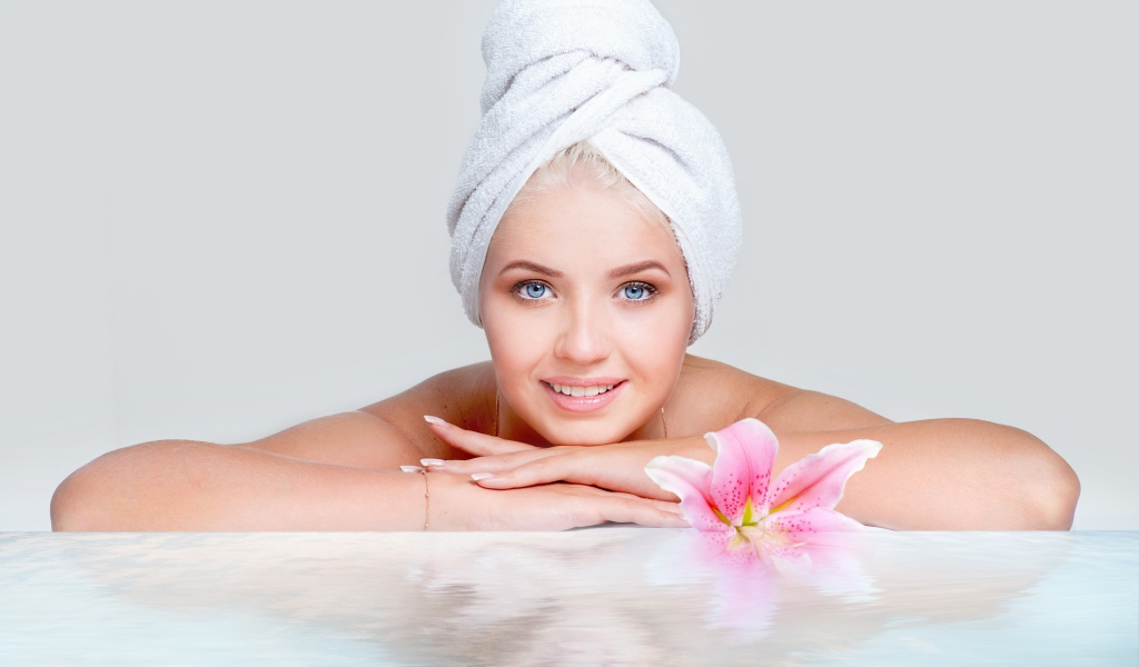 Красивая девушка с голубыми глазами после SPA процедур