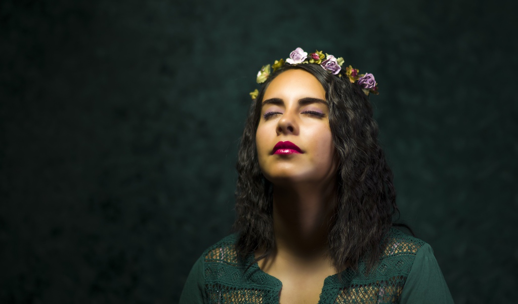 Красивая девушка с закрытыми глазами с венком на голове 