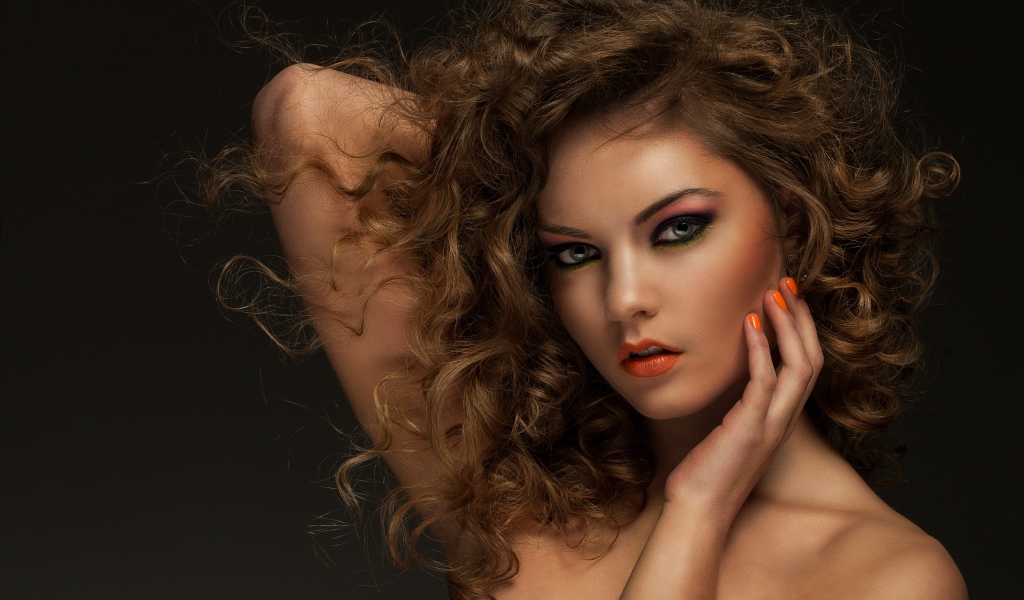 Красивая девушка с кучерявыми волосами