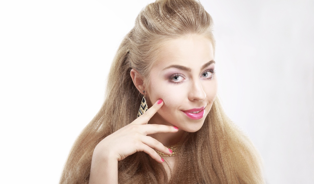 Красивая девушка с розовым макияжем на белом фоне