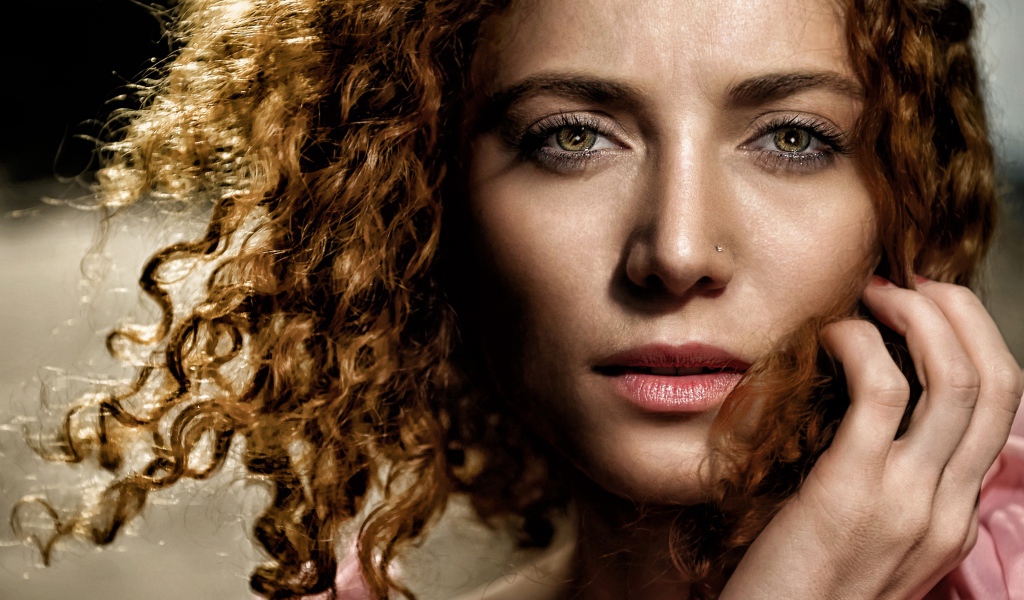 Красивая девушка с волнистыми волосами 