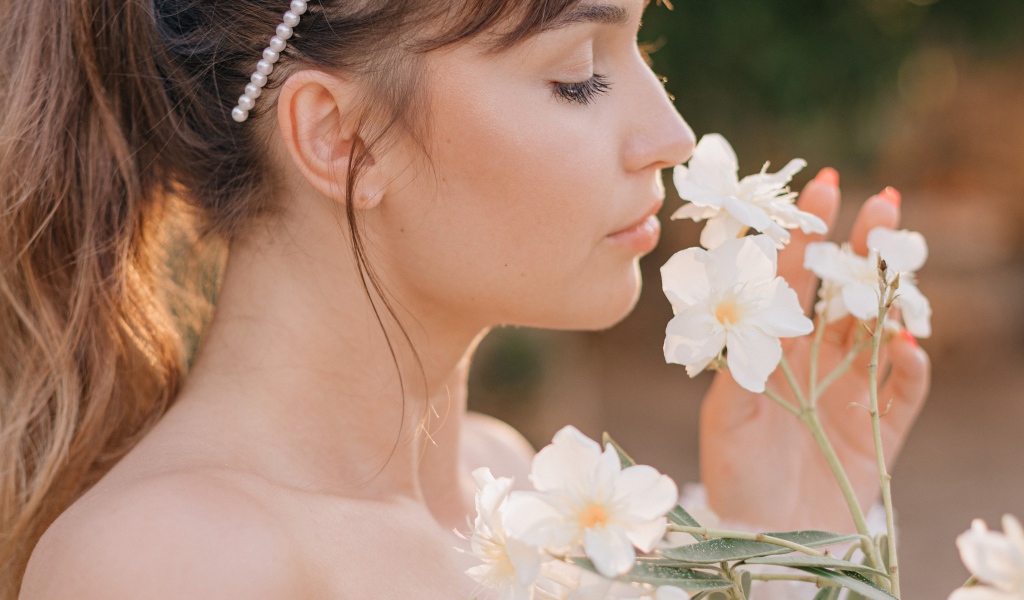 Красивая девушка с белыми цветами в руке