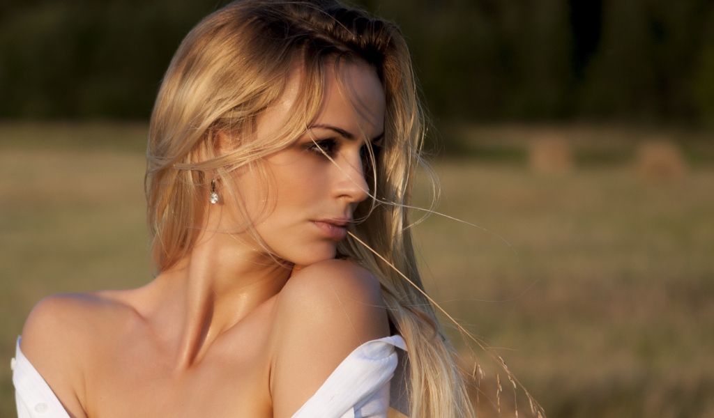 Красивая длинноволосая блондинка в белой рубашке 