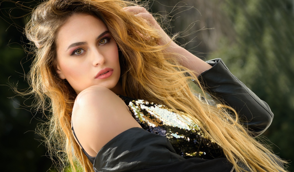 Красивая длинноволосая кареглазая девушка в черной куртке