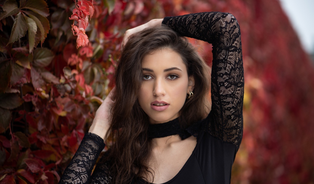 Красивая длинноволосая шатенка в черном платье