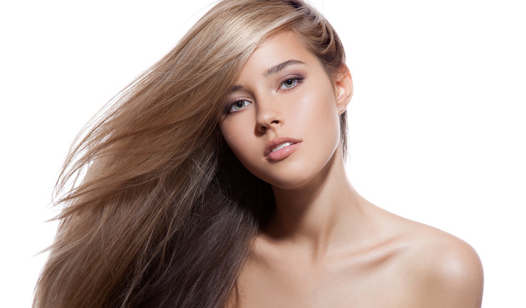 Красивая длинноволосая девушка на белом фоне