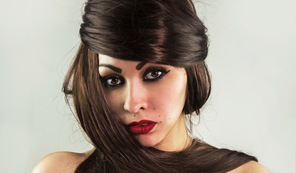 Красивые длинные волосы у девушки с накрашенным лицом