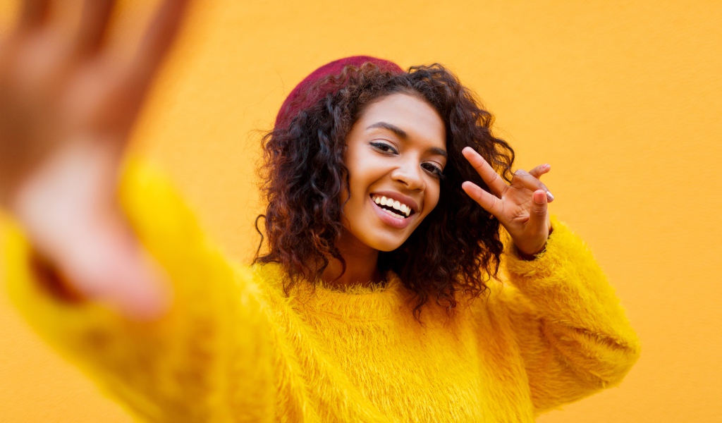 Красивая девушка мулатка в желтом свитере 