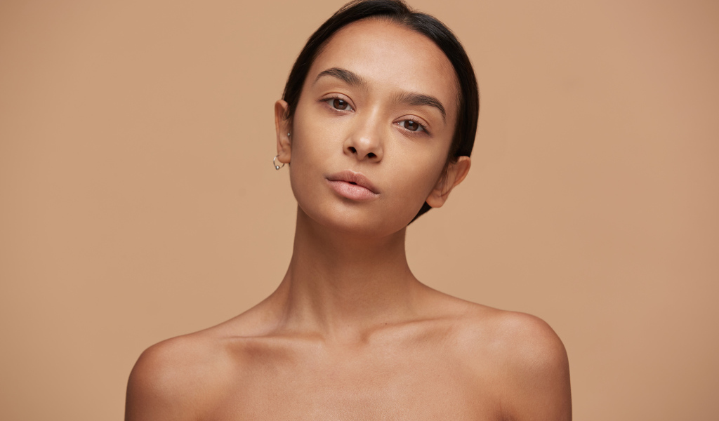 Красивая настоящая девушка с карими глазами