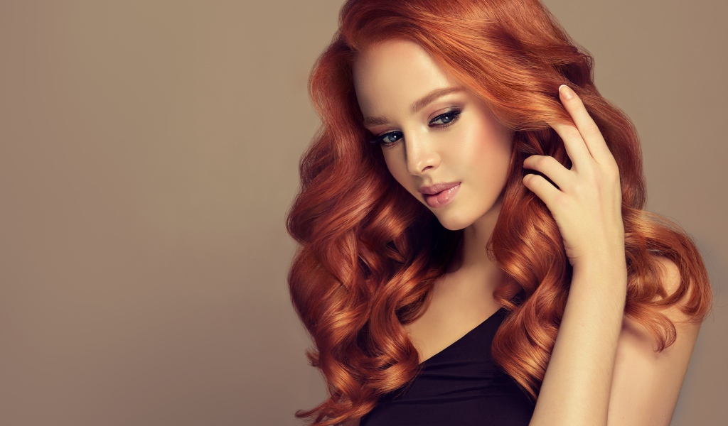 Красивая рыжеволосая голубоглазая девушка 