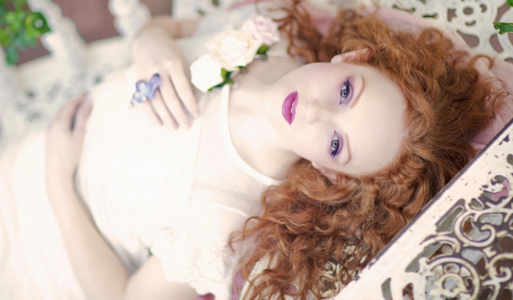 Красивая рыжеволосая девушка невеста 