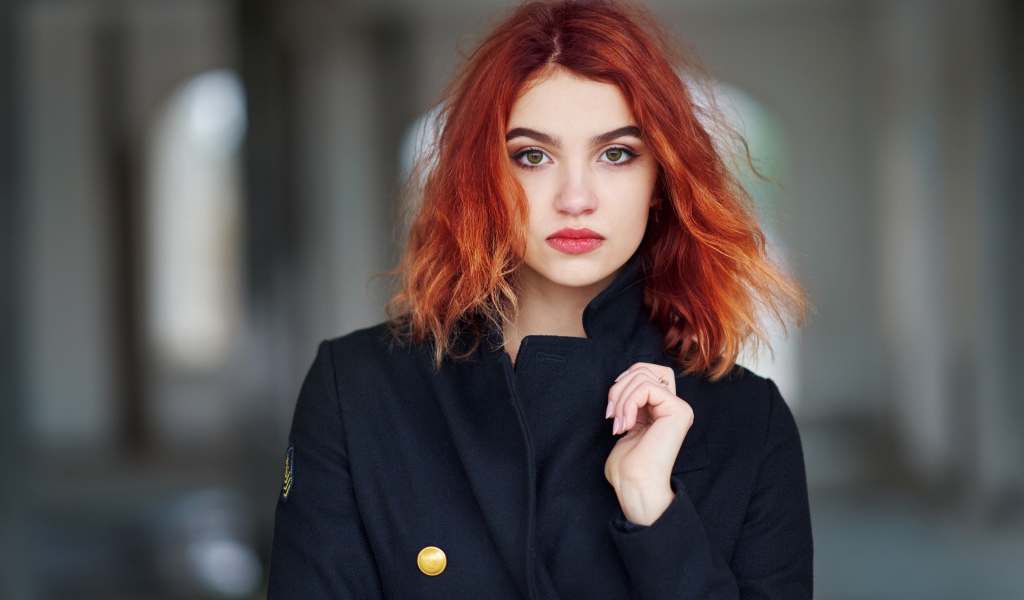 Красивая рыжеволосая девушка в черном пальто 