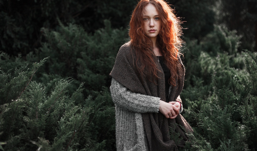 Красивая рыжеволосая девушка в серой кофте 